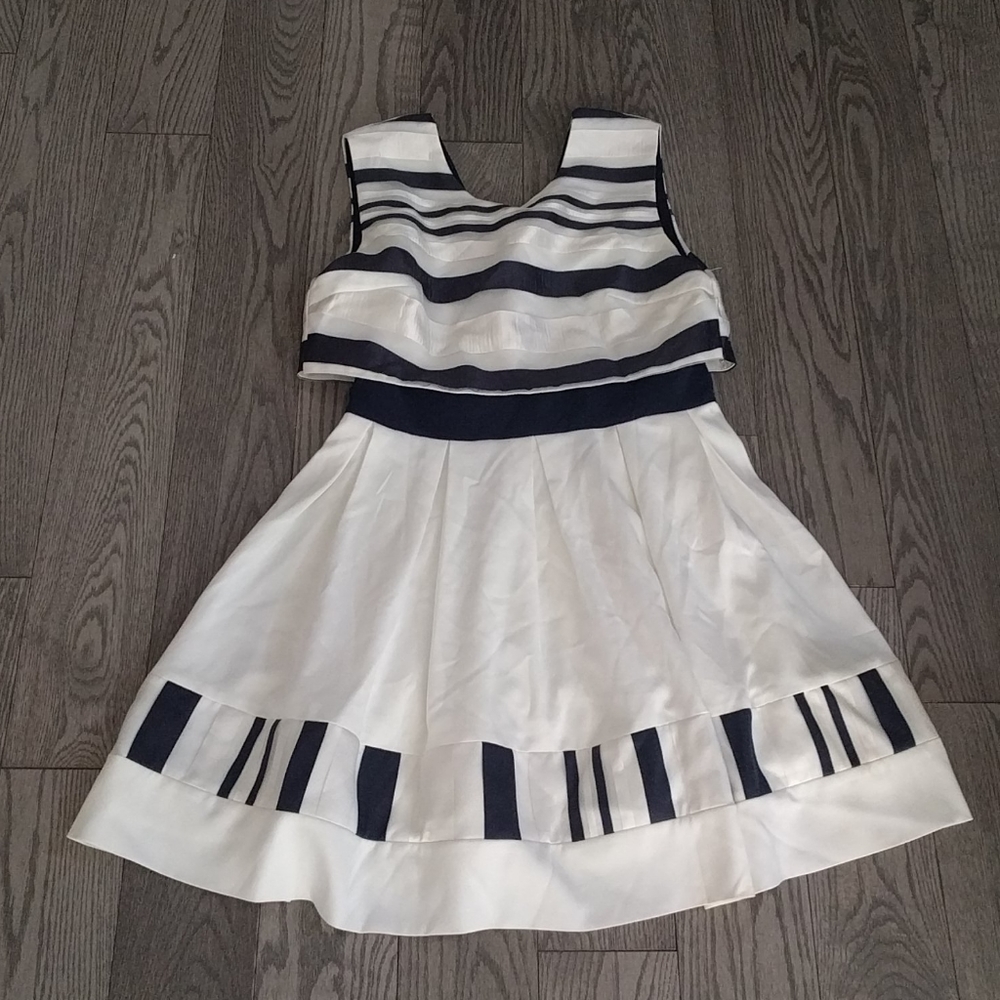 🌸🌺 Beautiful dress by David's🌺🌸